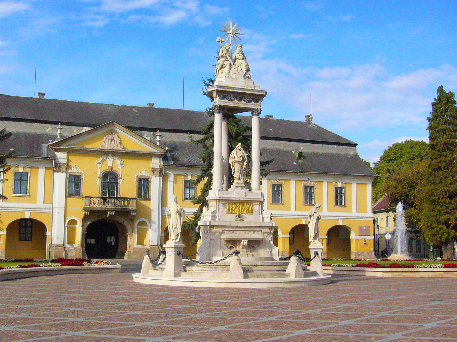 Esztergom, Szentháromság-szobor