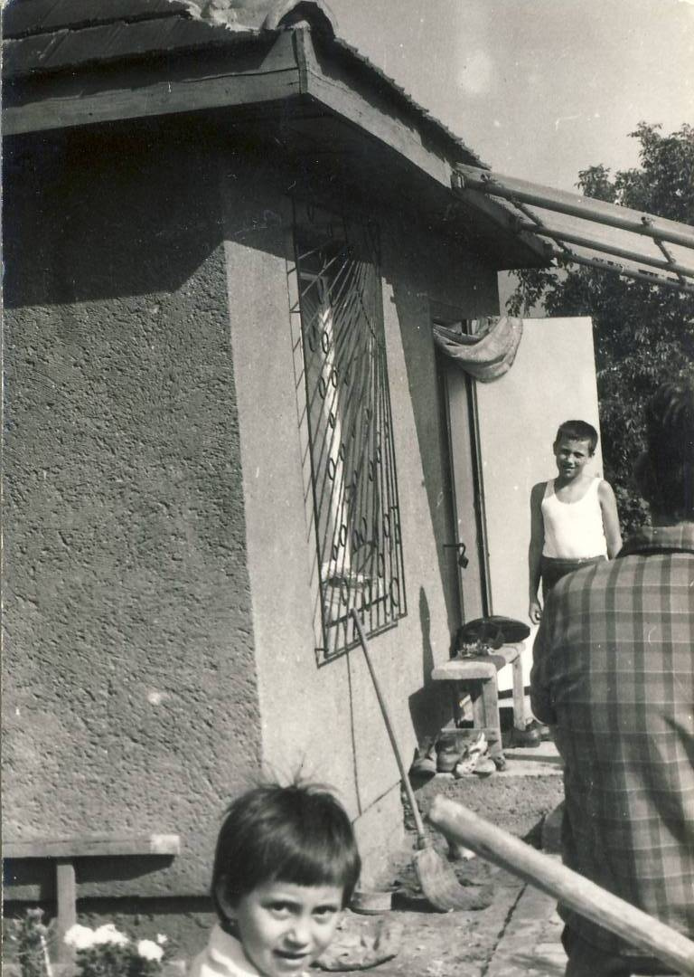 1973. Budaörsön a telken Farkas Gyurika és Katalin