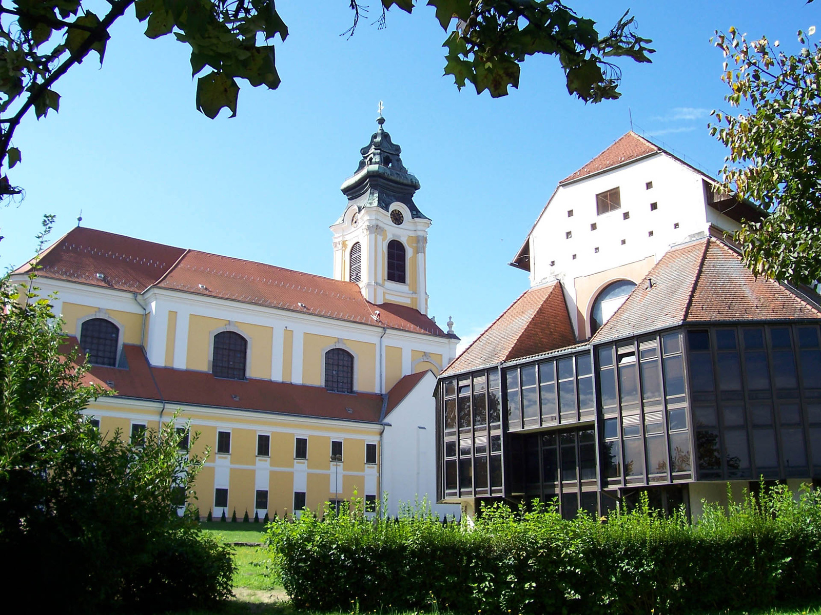 Szentgotthárd barokk templom és magtárszínház