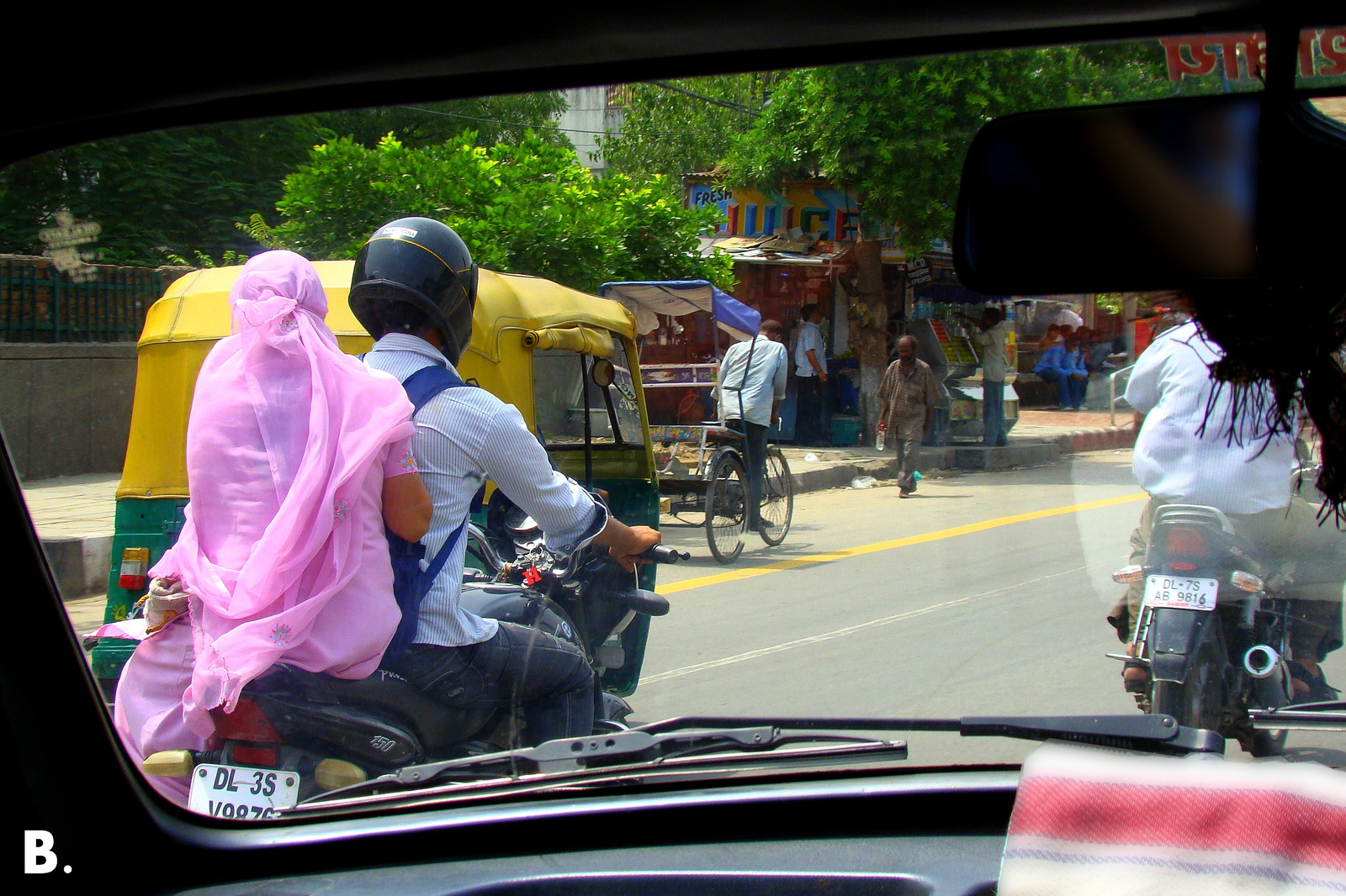 Delhi - utcakép autóból - B. képe