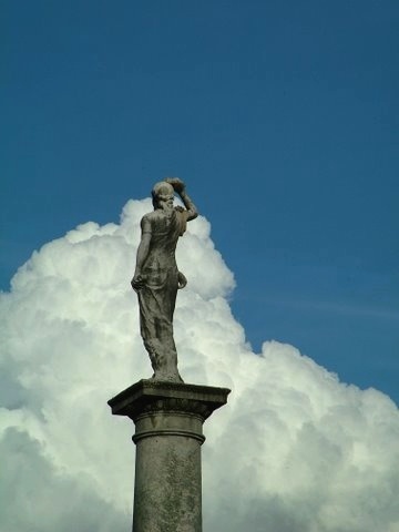 Párizs melyik nevezetes helyén található az itt látható szobor?