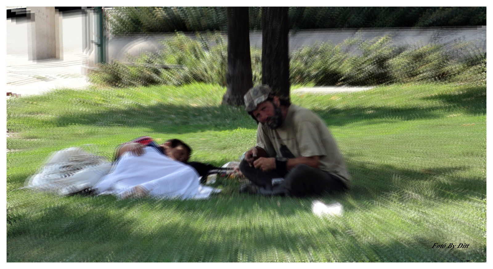 Életképek.Park-gyep-pihenés-emberek-sorsok..
