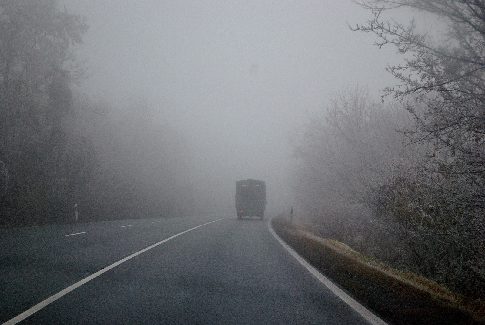 Ködös úton