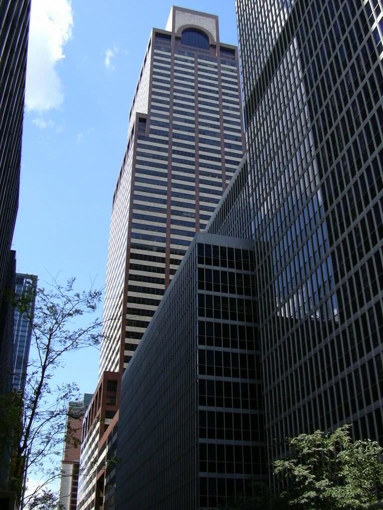 385 W 51st St.-Sheraton Center (a hátsó)