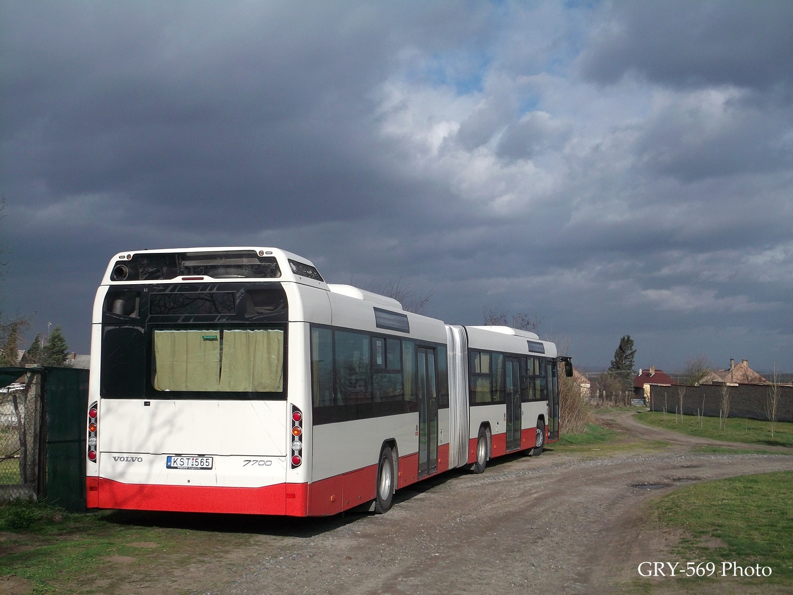 Gyűlnek a fehők KST felett