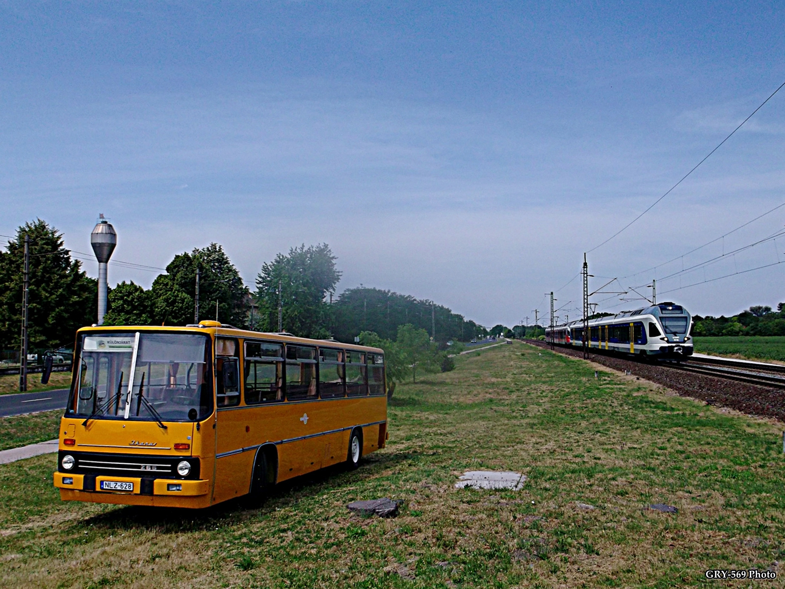 Vonatos együttállás - NLZ-628 | Ikarus 266.25