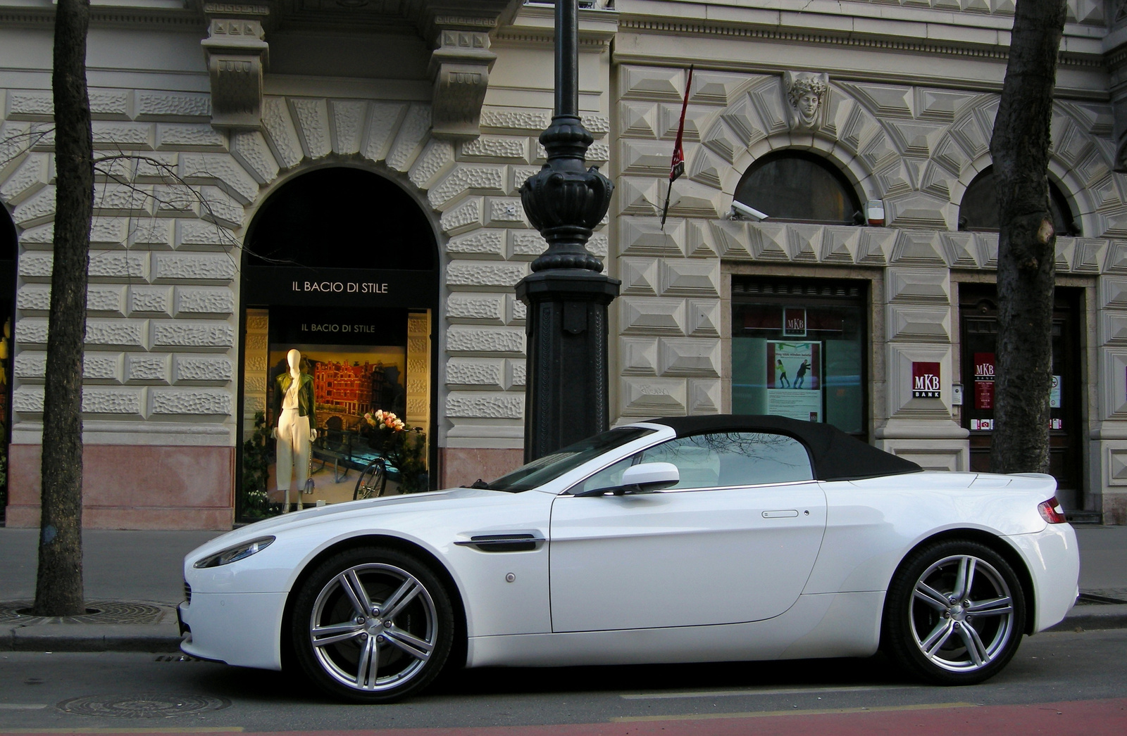 Aston Martin V8 Vantage Roadster