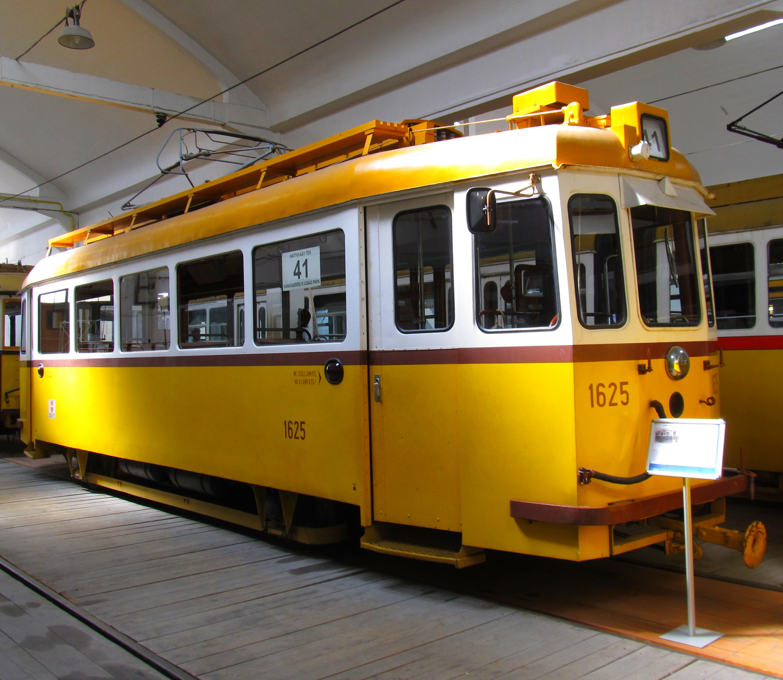 A bkv 1625 pályaszámú villamos motorkocsija (Gyártási év:1897)