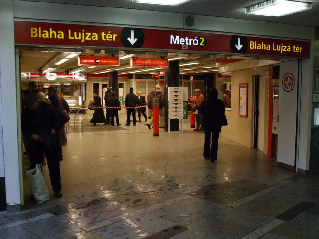 Kisebbik metróbejárat