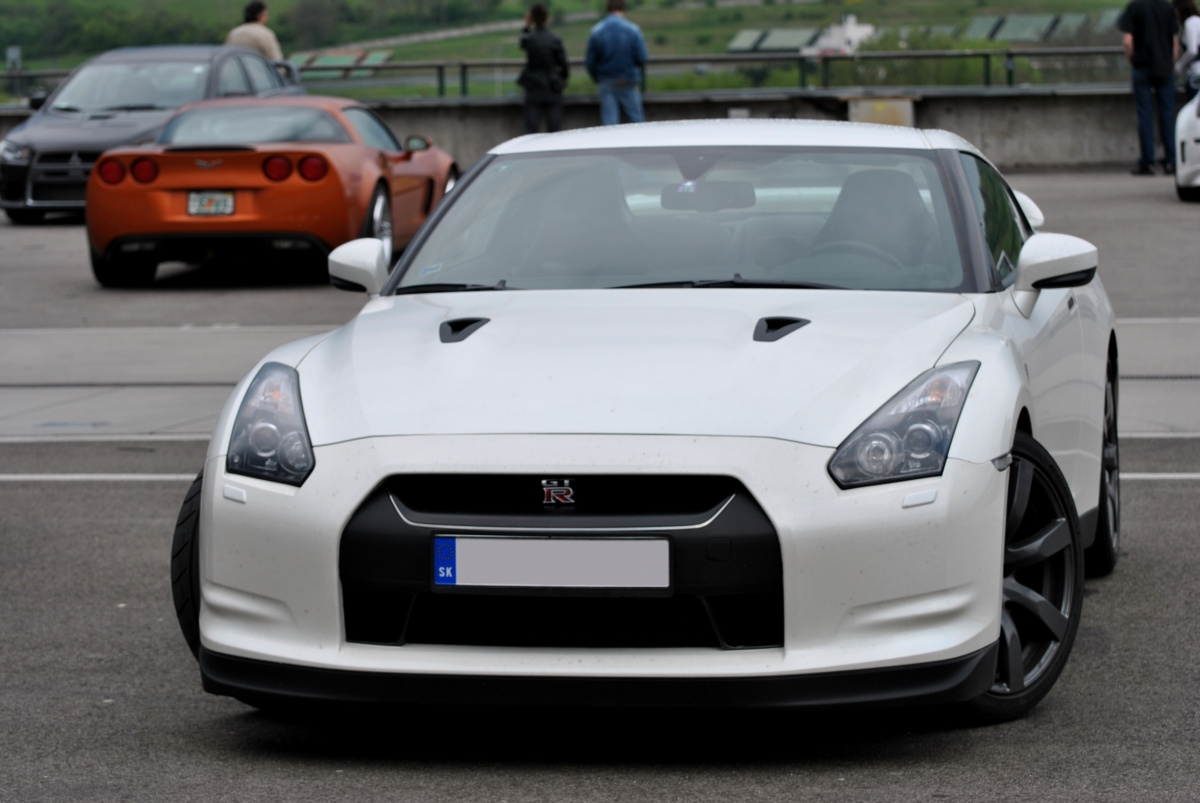 Nissan GT-R & Corvette Z06