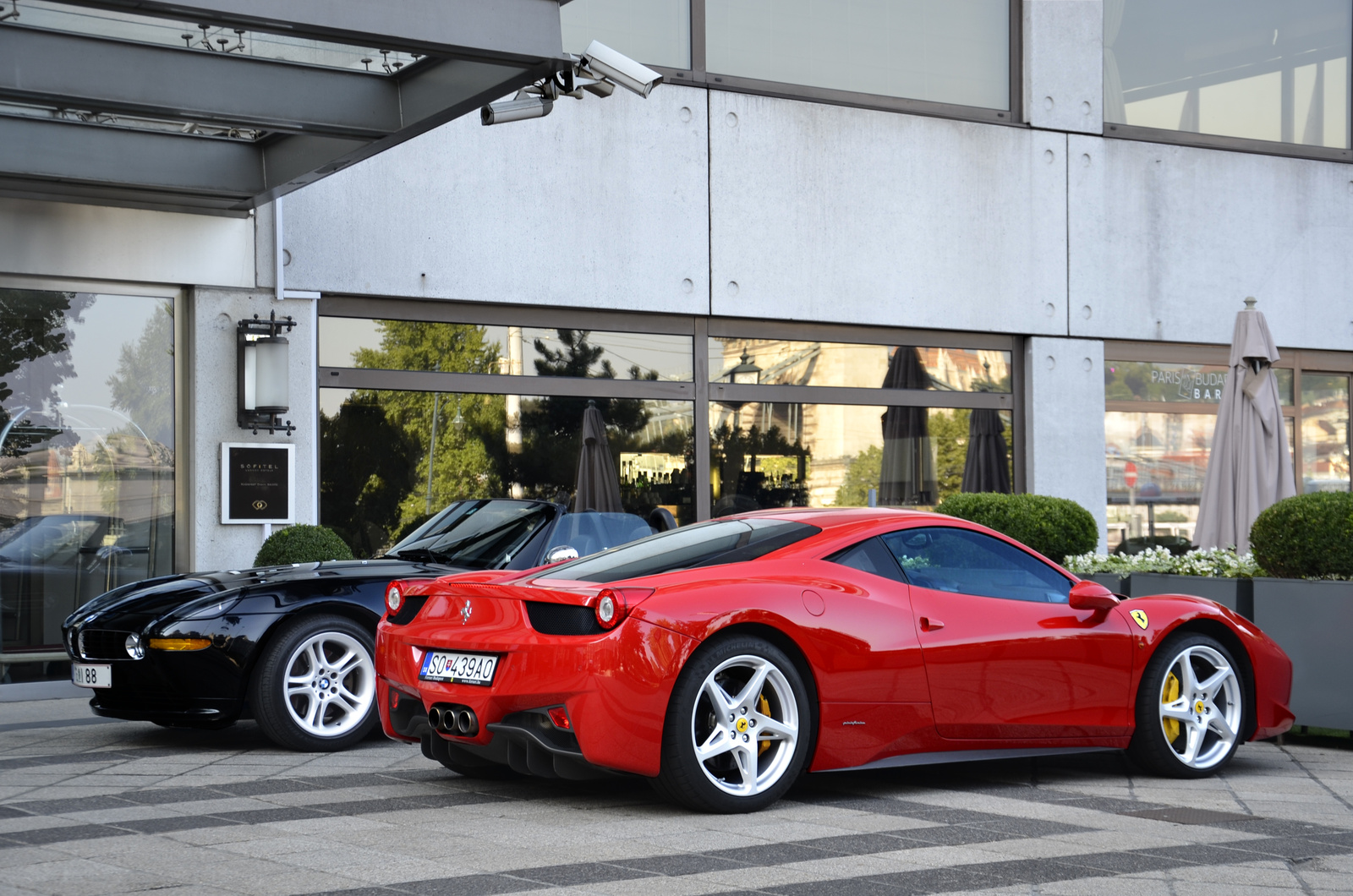 Ferrari 458 Italia és BMW Z8