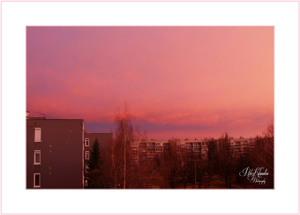 Rózsaszín napfelkelte az ablakomból