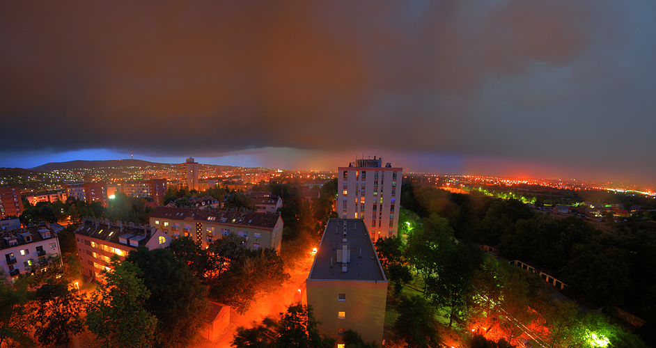 Pécs uránváros 10. emeleti ablak panoráma