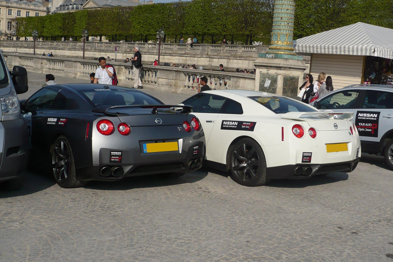 2x Nissan GTR 2