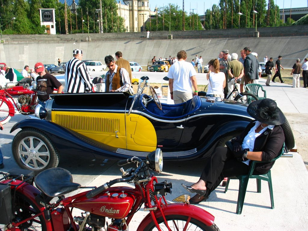 Bugatti T43 Roadster and Indian