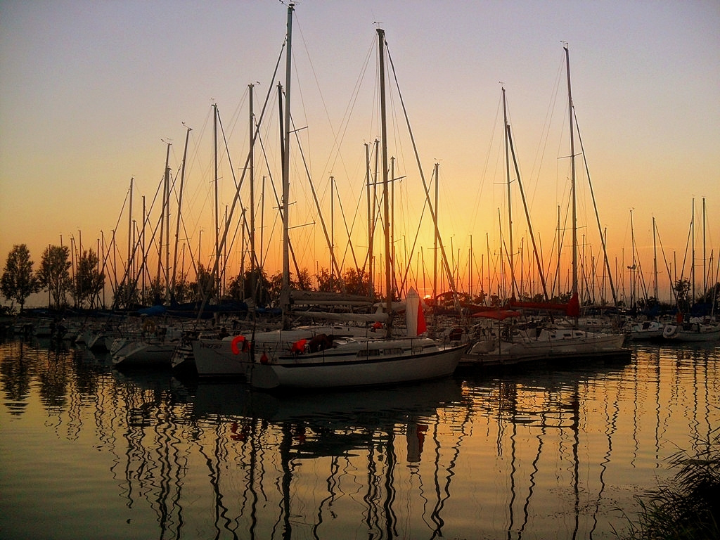 Kikötő naplementében
