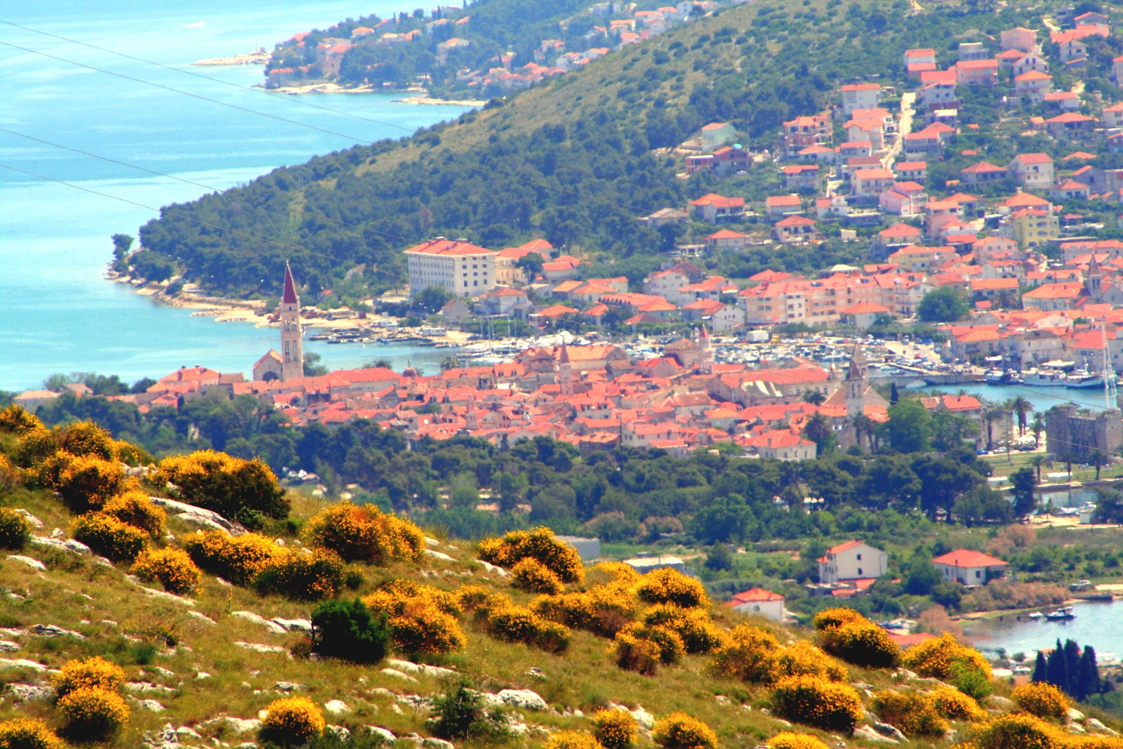 Trogir a hegyoldalból