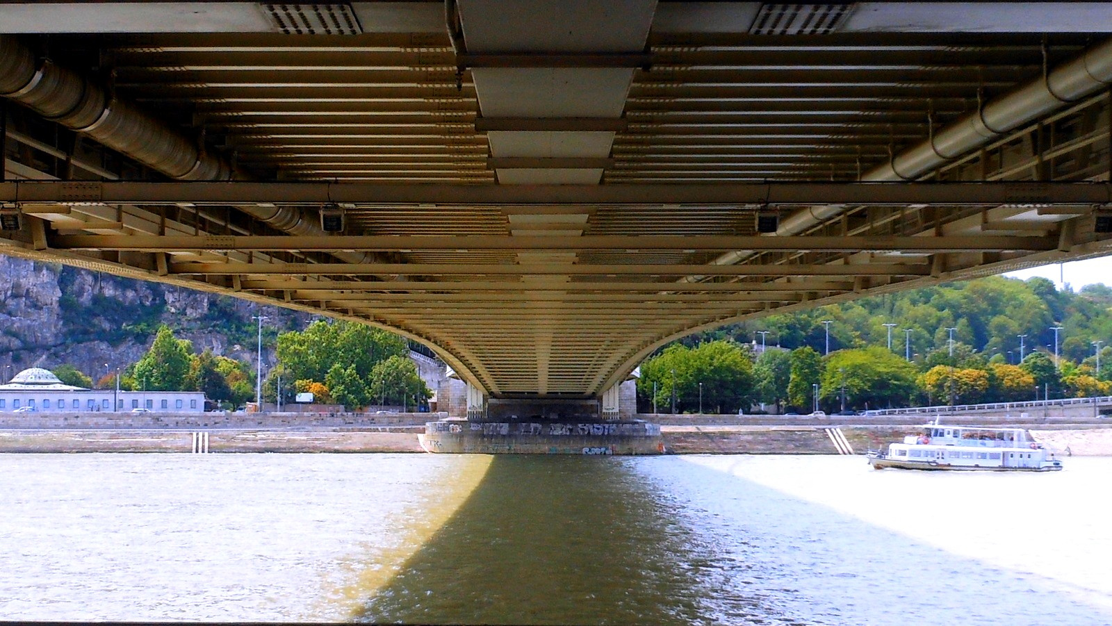 Erzsébet híd alatt