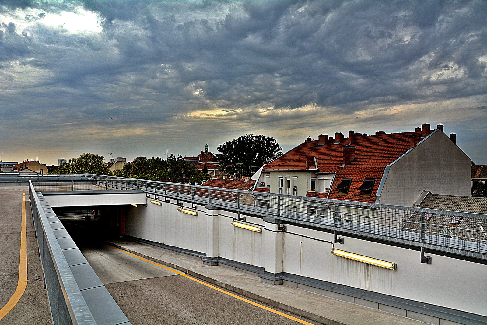 Parkoló a háztetőn