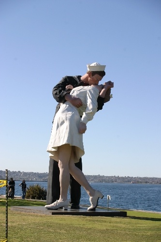 Csók szobor a tenger partján