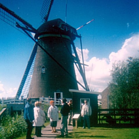 Hollandia Kinderdijkben az egyik malom elött