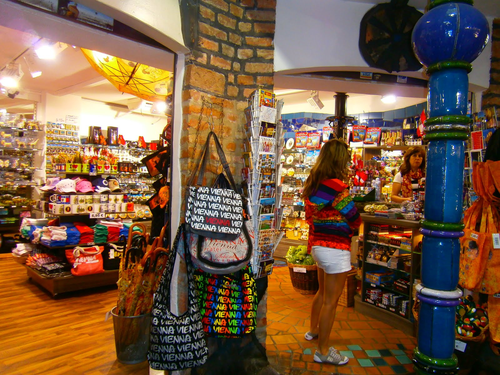 Hundertwasser házban üzlet kép