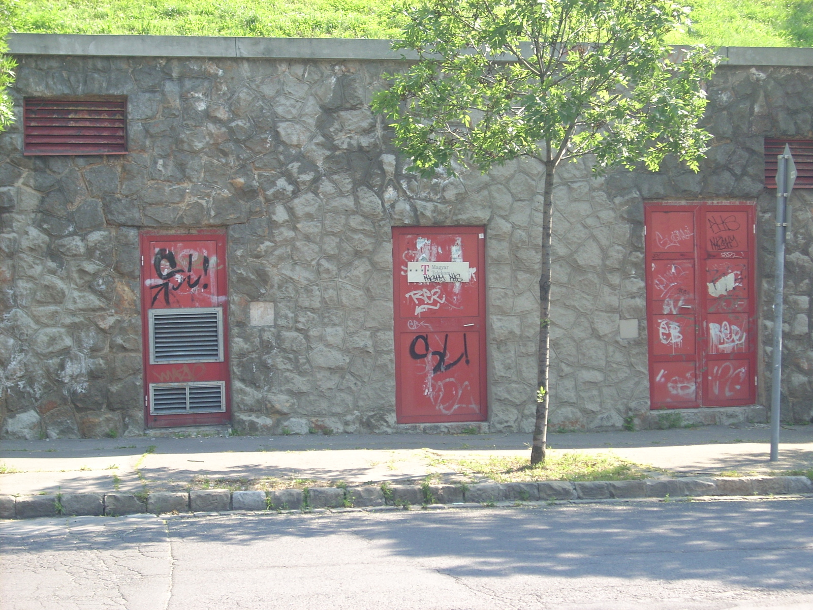 Három piros ajtó