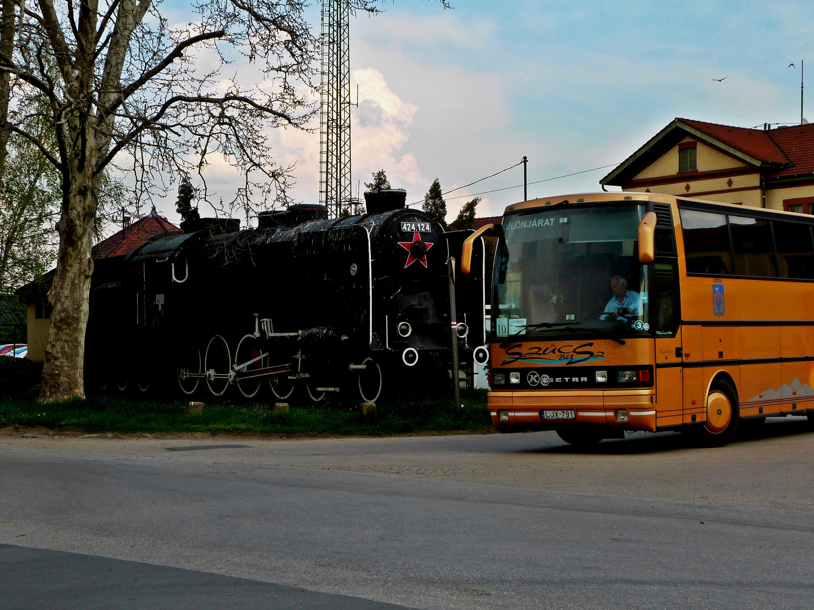 424 124 és egy Setra busz