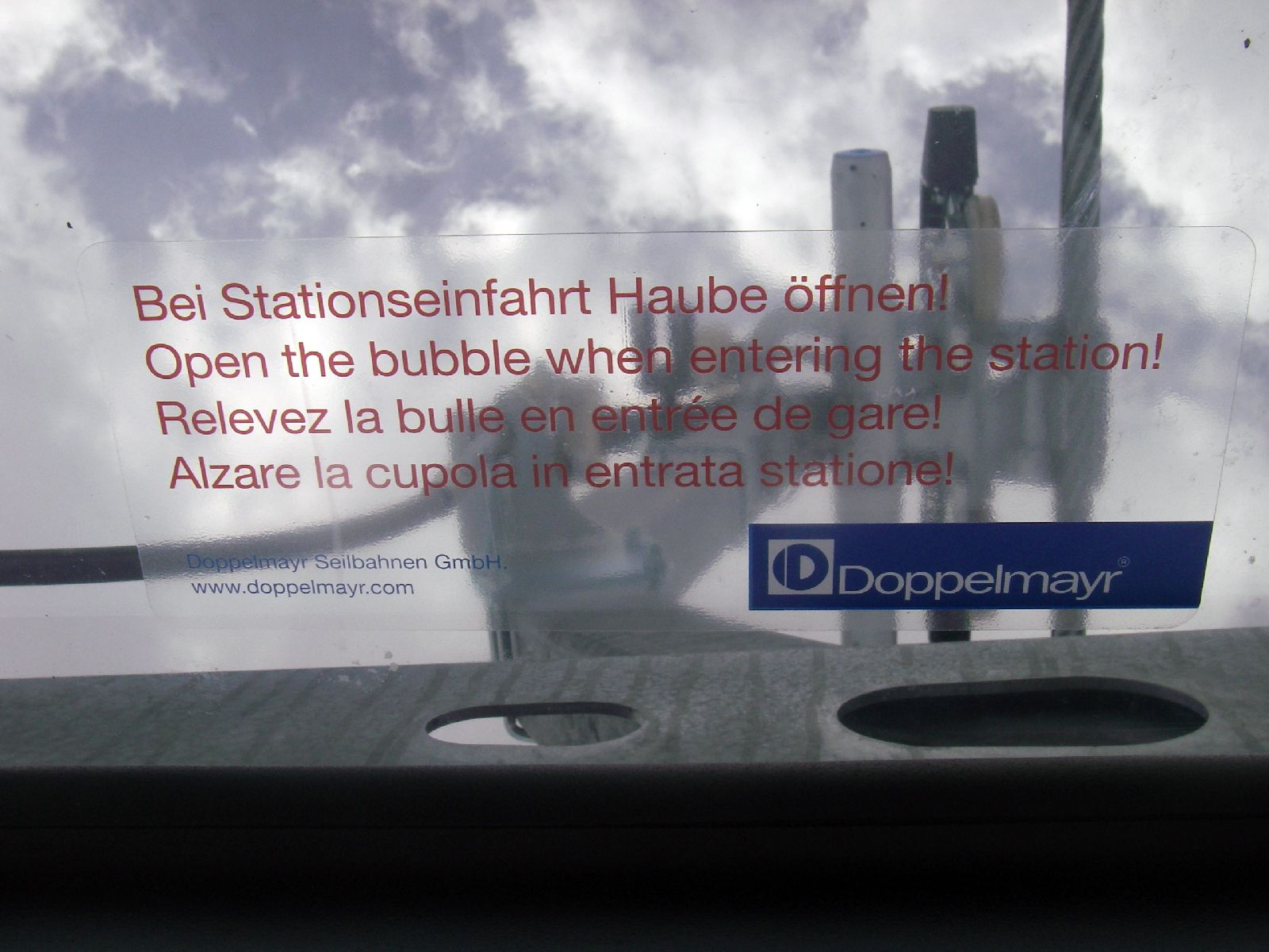 Bei Stationseinfahrt Haube öffnen!