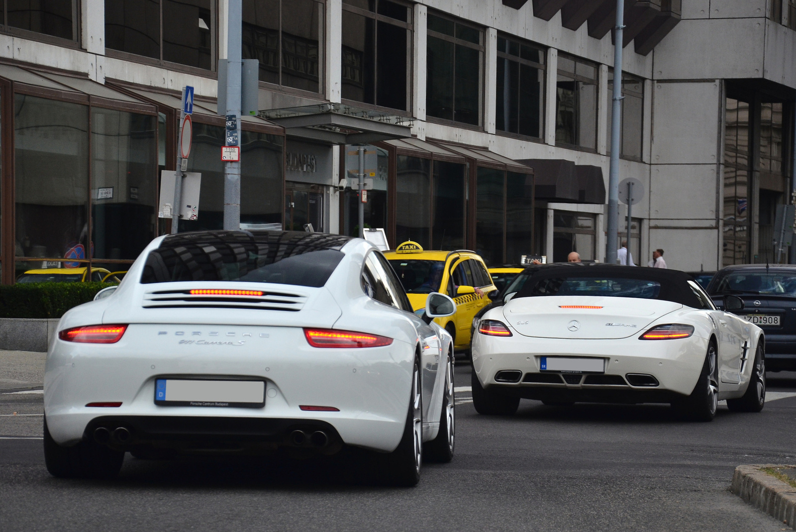 911 Carrera S (991) - SLS AMG Roadster