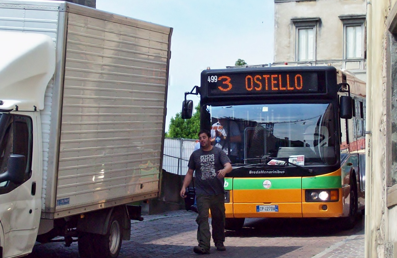 bergamo, szűk utca