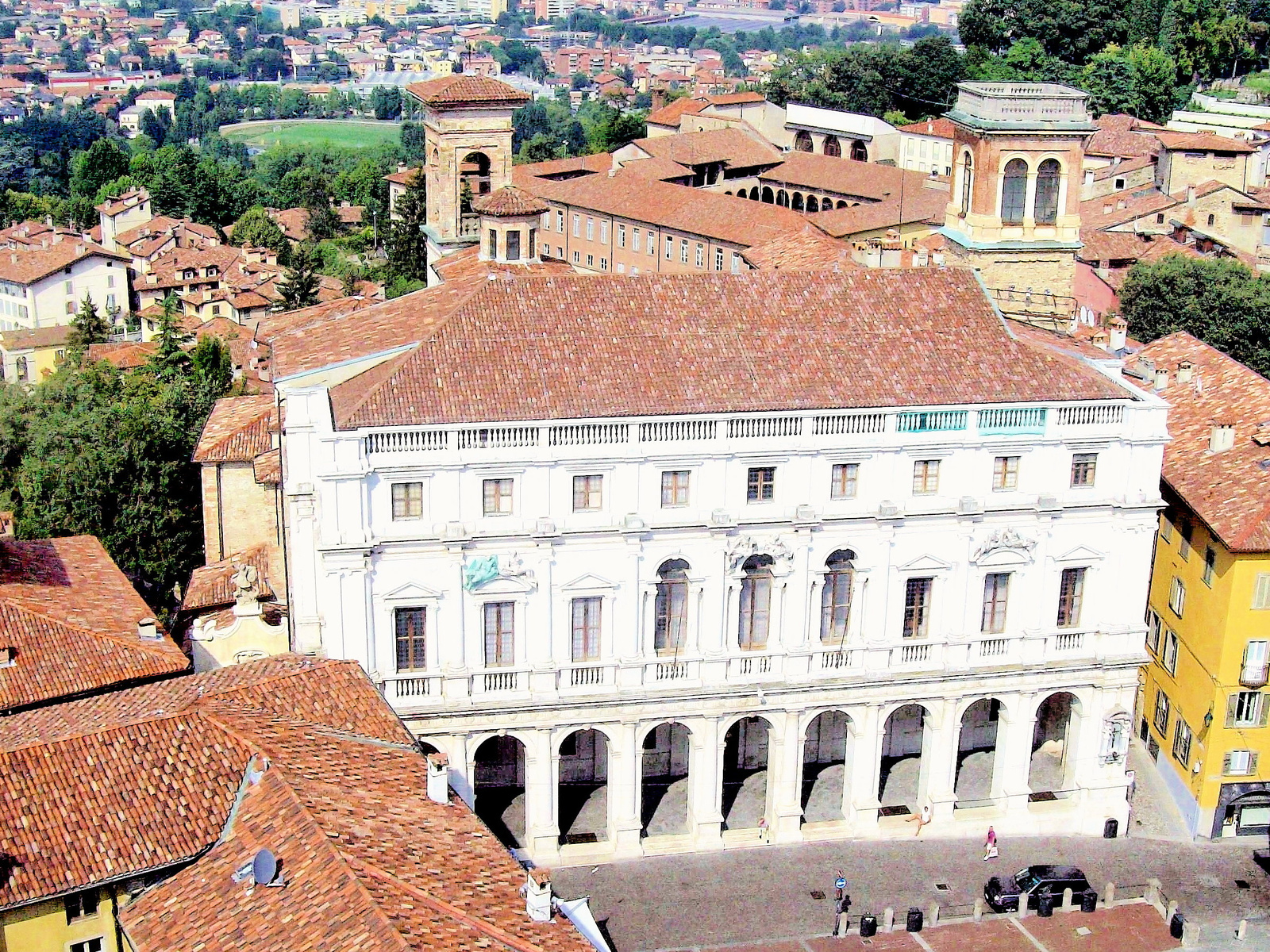 könyvtár és piazza Vecchia1