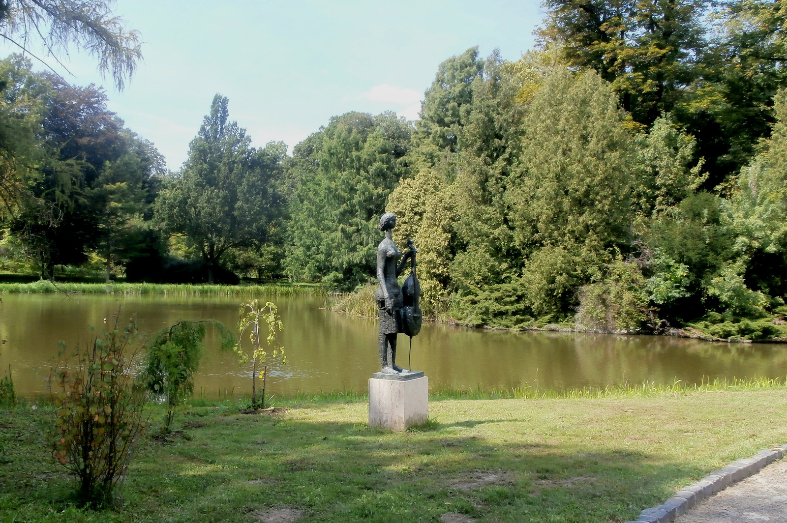 tó és szobor