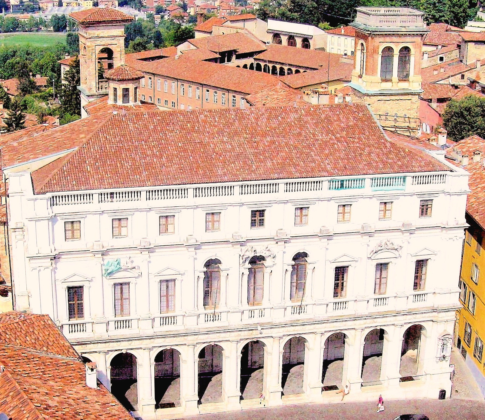 könyvtár és piazza Vecchia