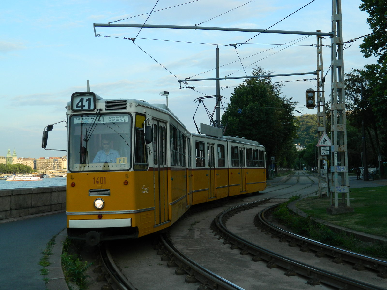 1401 / Clark Ádám Tér