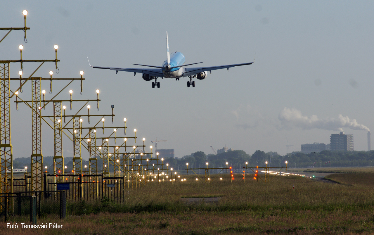 AMS KLM B737-130617-1