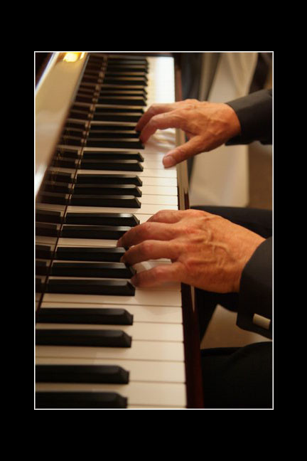 zongorázó kéz