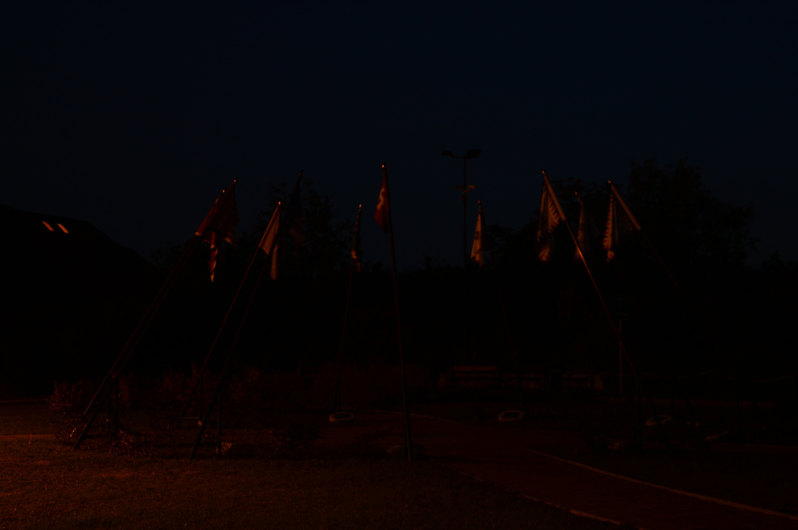 Zászlók az esti világításban
