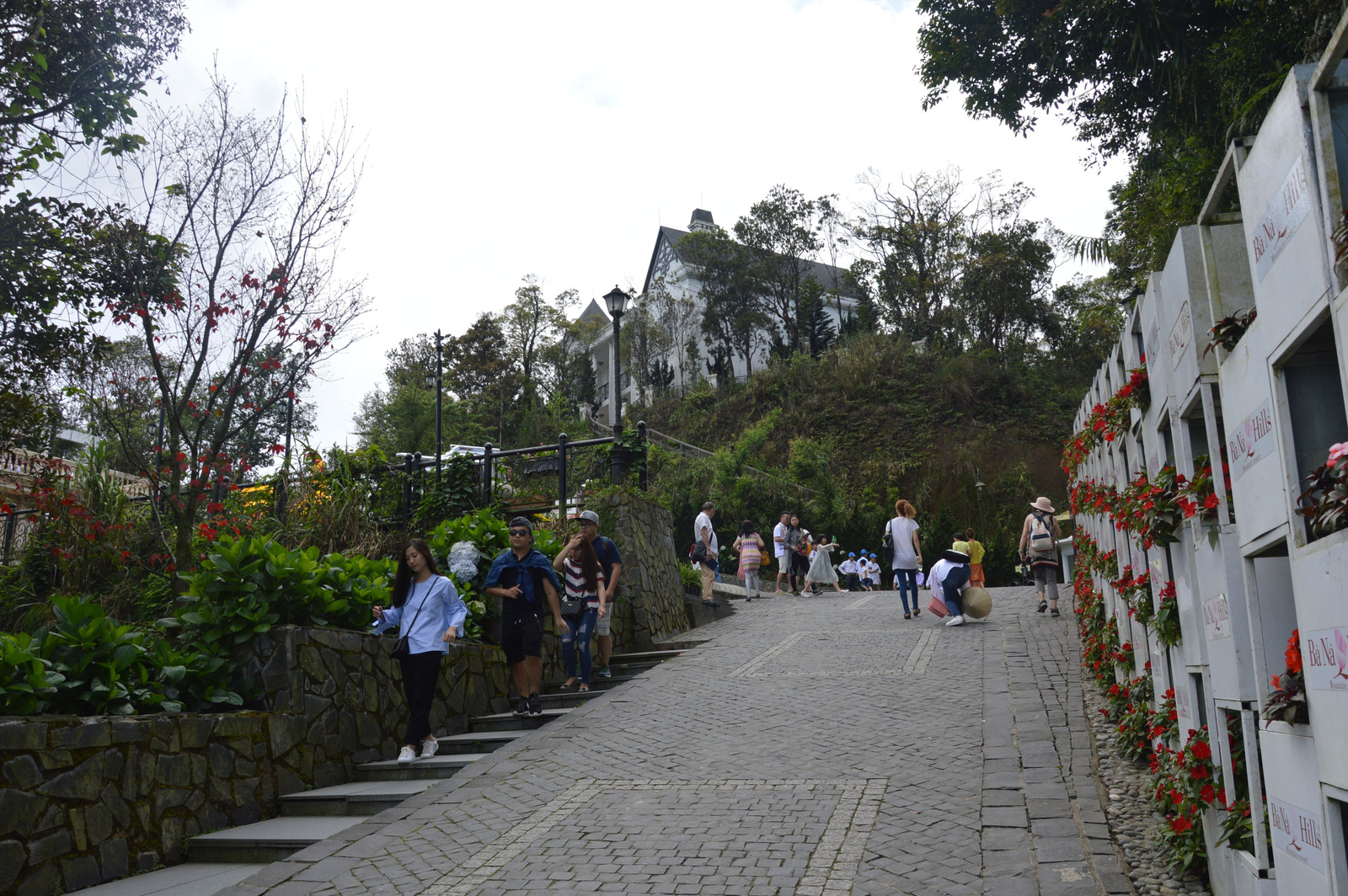 170 Ba Na Hills Sétány virágokkal