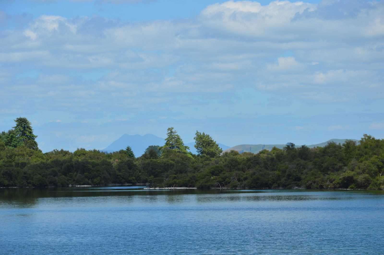 Wai-O-Tapu Távolban a Taupo hegy