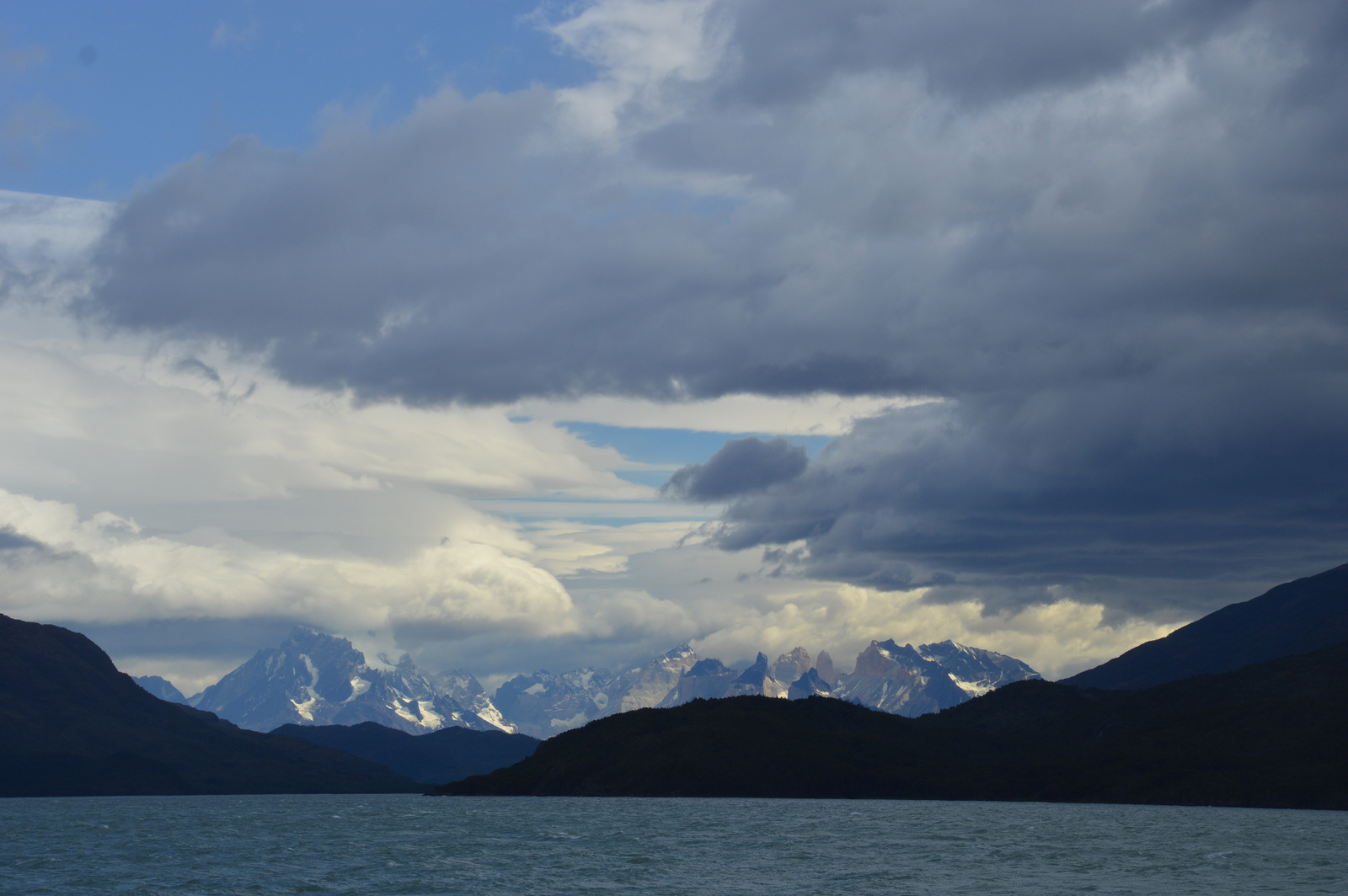 Ultima Esperanza A Torres del Paine hegyei a távolban