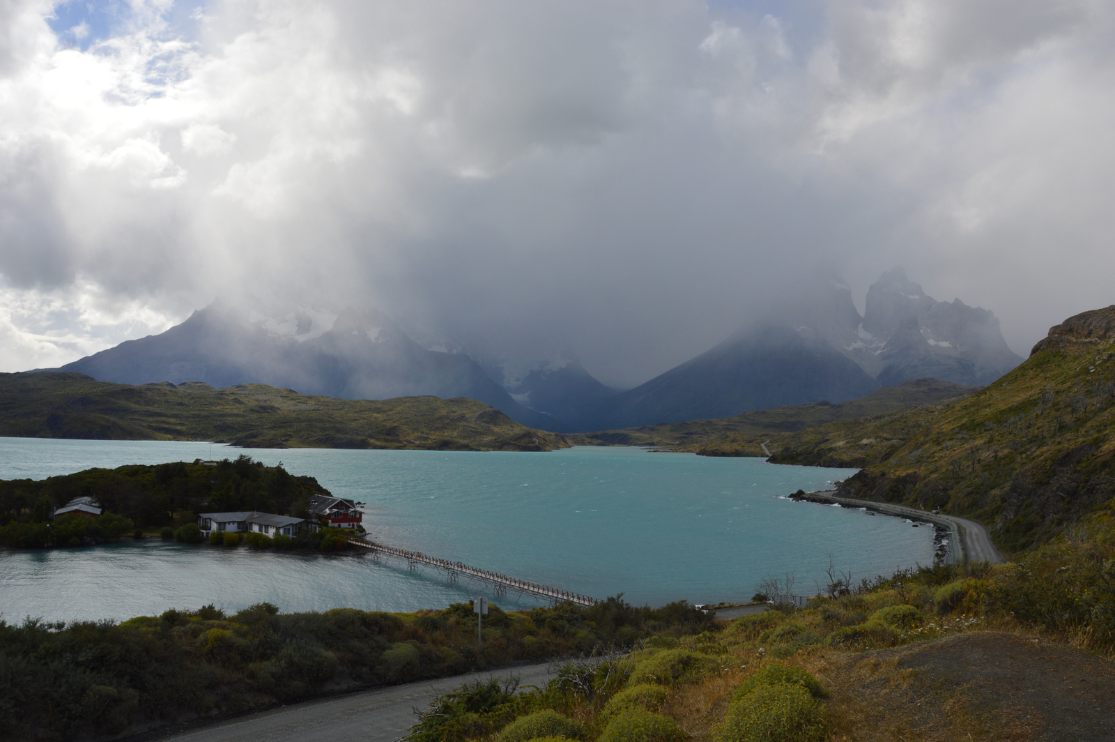 Pehoe-tó Háttérben a teljes Cordillera del Paine