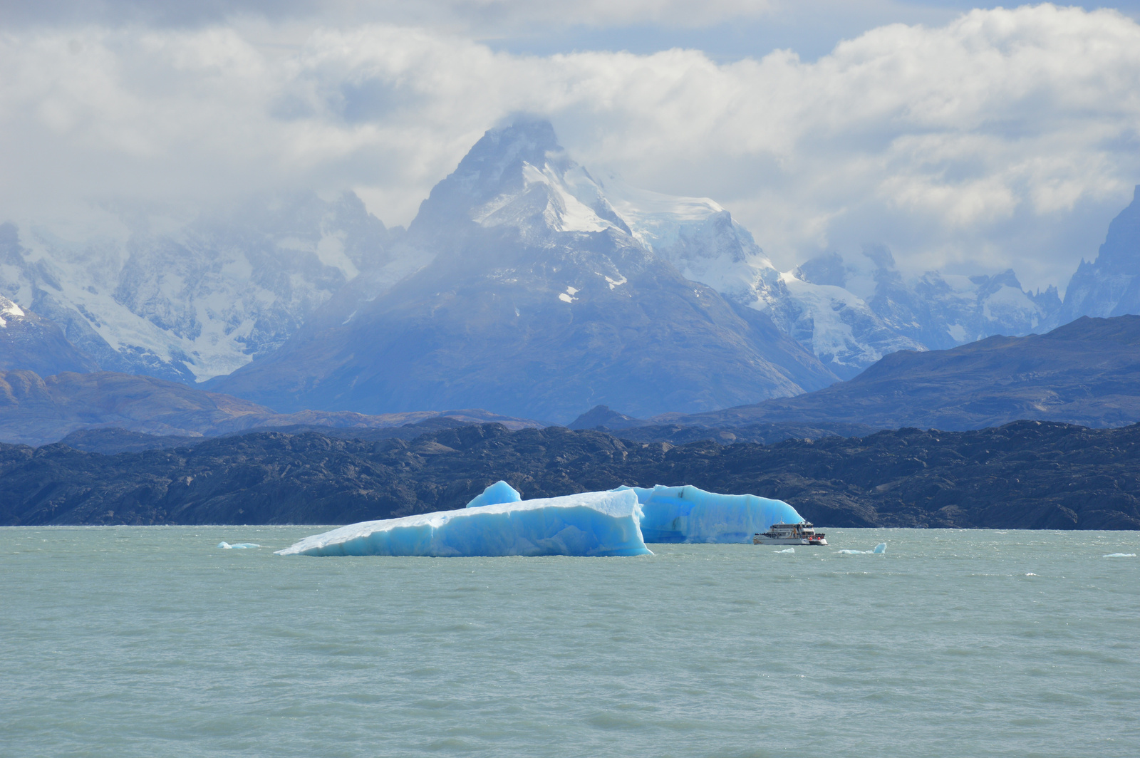 Lago Argentino Másik turistahajó másik jéghegynél