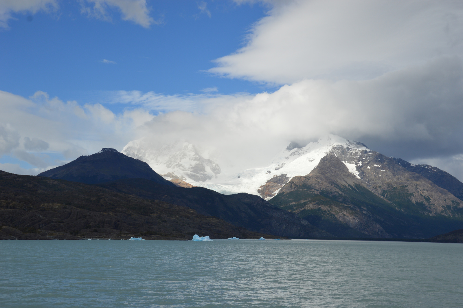 Lago Argentino Kisebb jéghegyek és nagy hegy