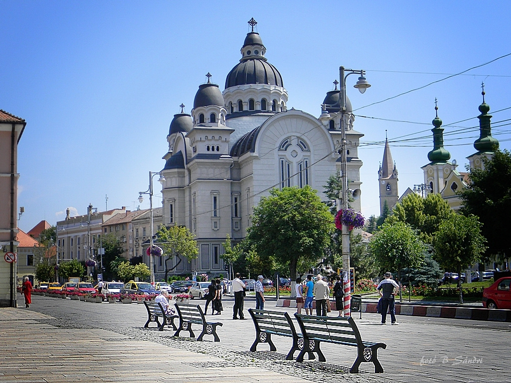 A "betolakodó" és jobbra a befogadók.