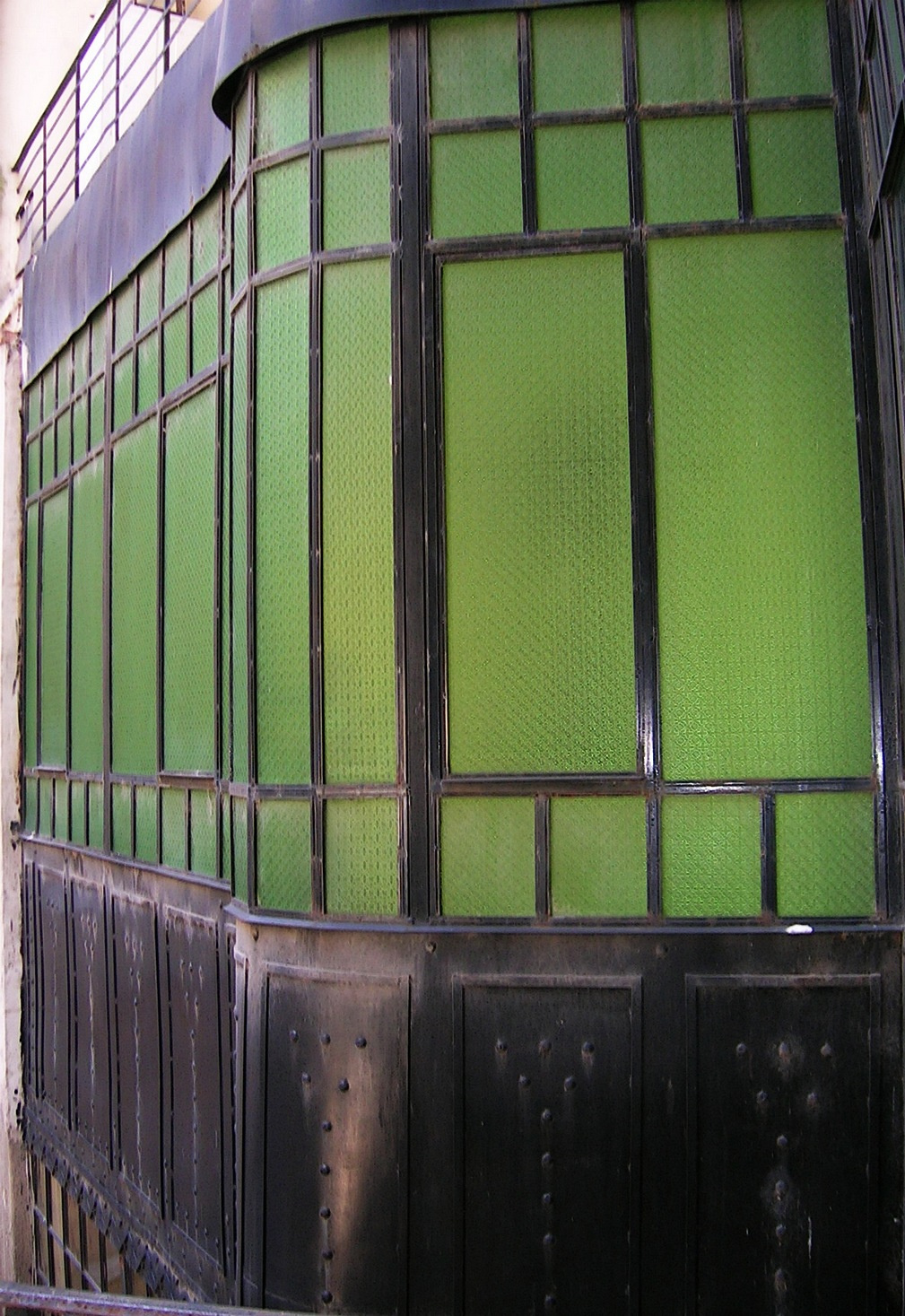 zöld ablakkal