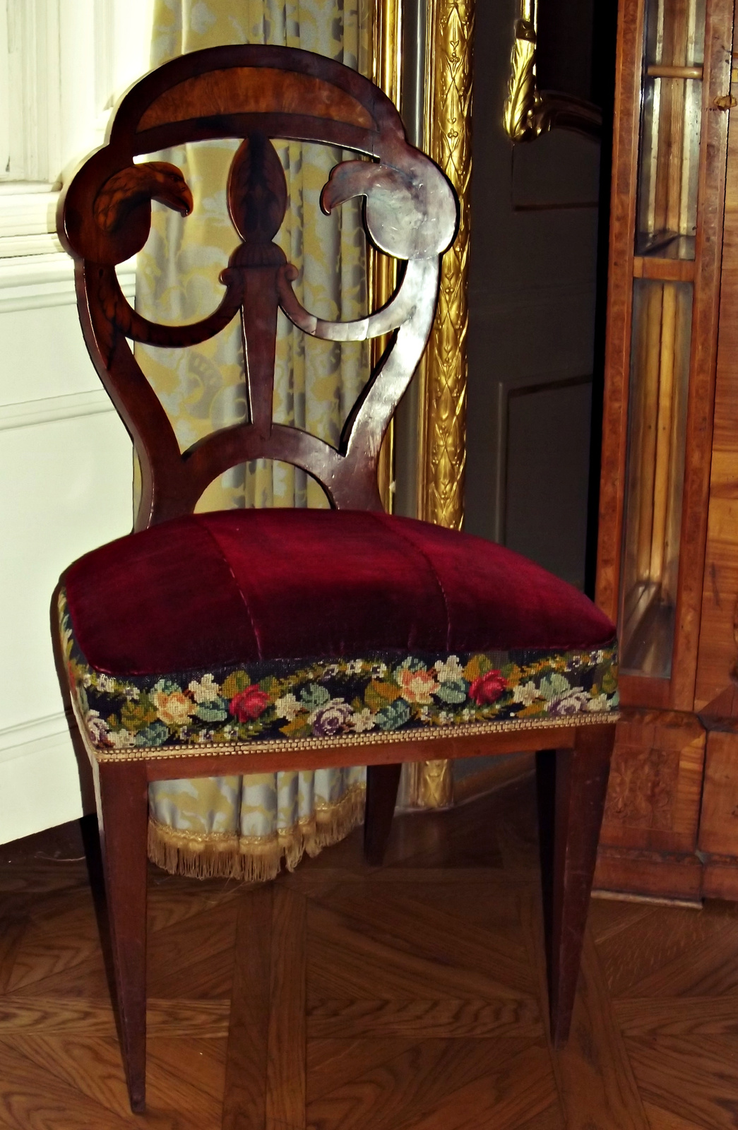 virágmintás szék
