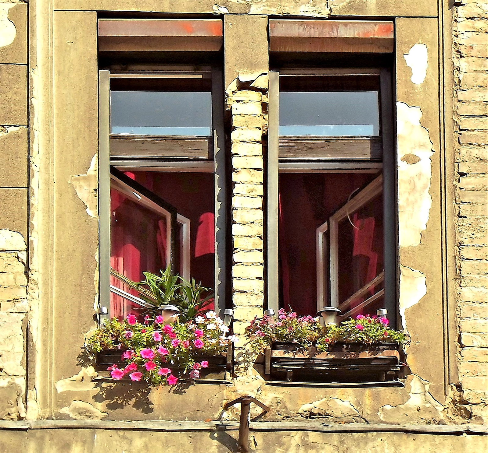 romos ablak piros függönnyel