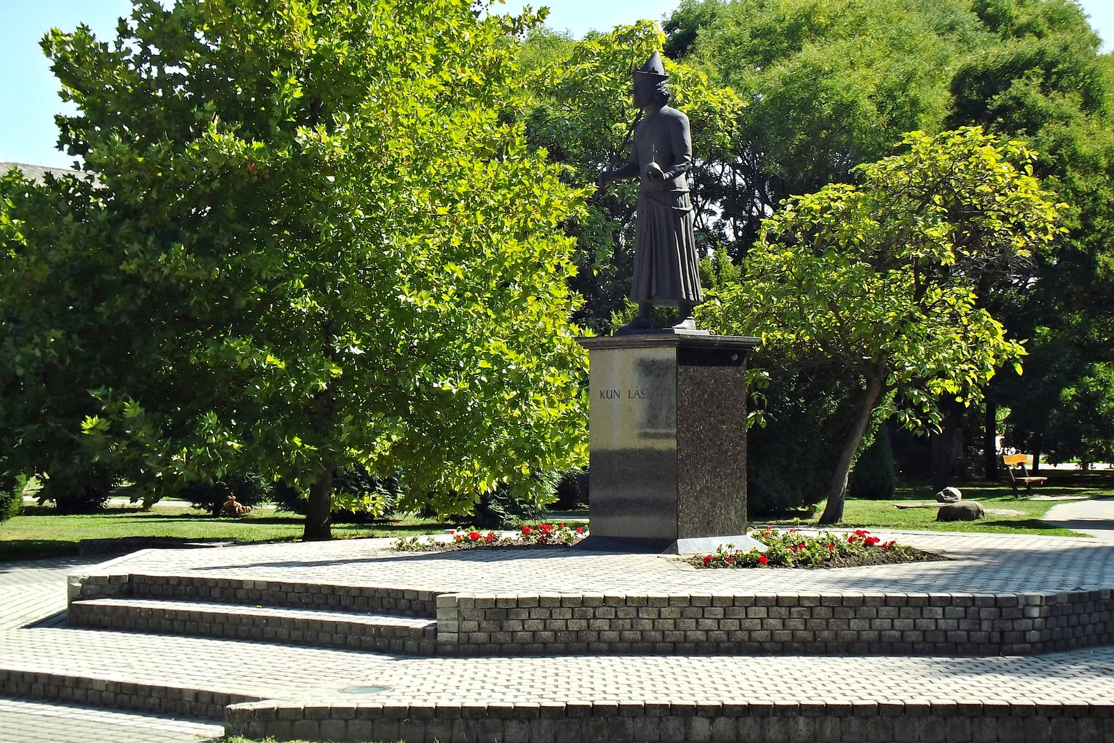 park Kun László szobrával