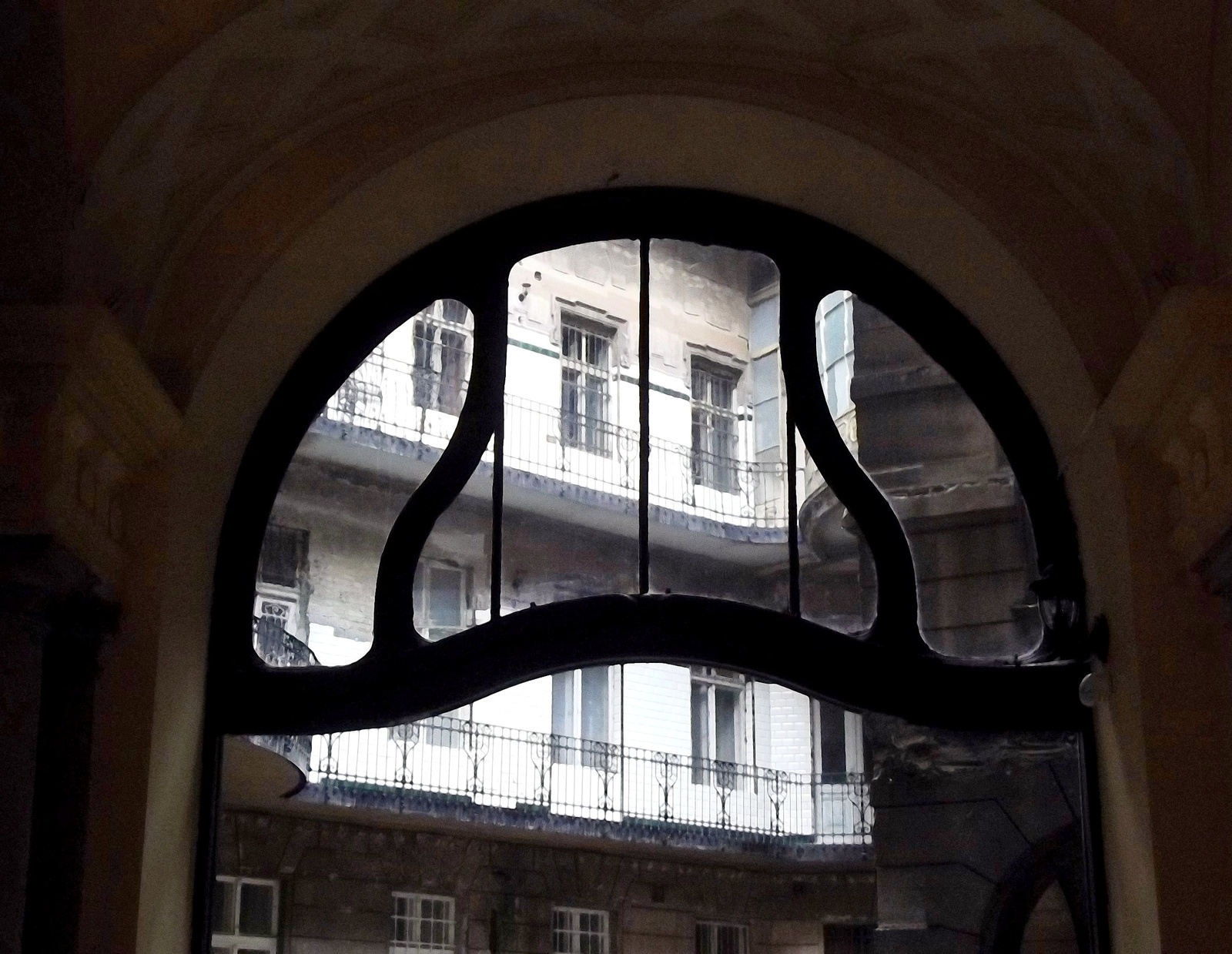 lépcsőházi ablak